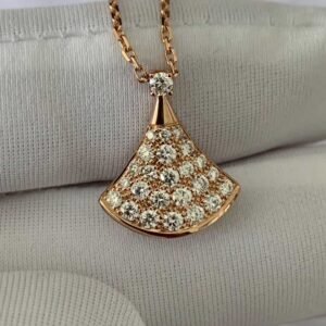 Premium 1:1 Bvlgari Divas' Dream Necklace with Pendant Set with One Diamond and Pavé Diamonds Replica – Custom Solid 18k Yellow Gold