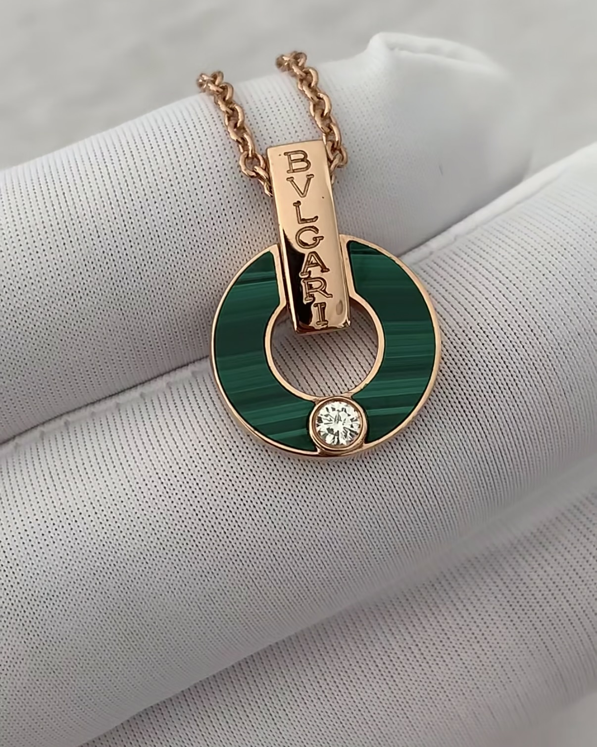 Premium 1:1 Bvlgari Bvlgari Openwork Necklace Set with Malachite Elements and a Round Brilliant-Cut Diamond Replica – Custom Solid 18k Rose Gold